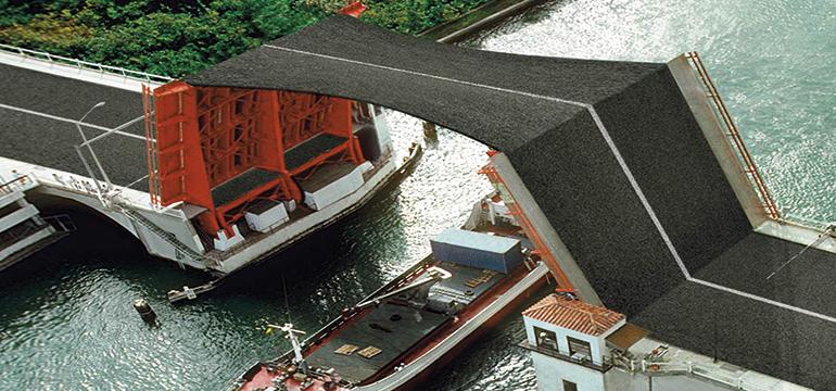 Asfalt Total Styrelf roztažený na zvedacím mostě přes řeku