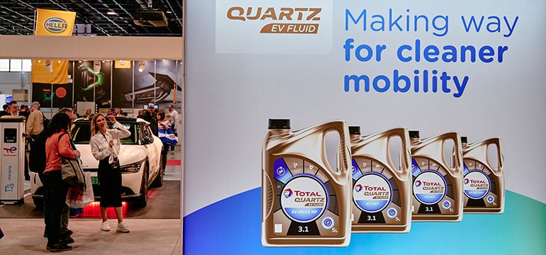 Detail banneru s oleji Quartz pro elektromobily