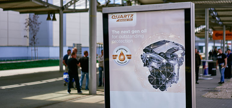 Detail banneru představující technologie v olejích Quartz