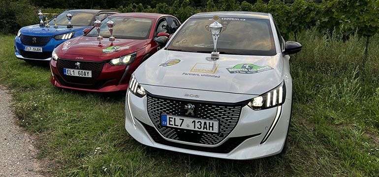 Vítězné trofeje na kapotách vozů Peugeot