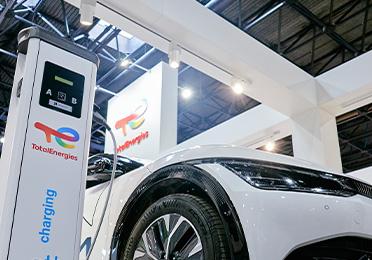 Elektromobil se nabíjí u nabíječky TotalEnergies