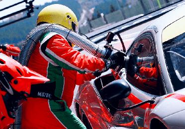 Závodní vůz Le Mans v pitstopu doplňující obnovitelné palivo Excellium Racing 100