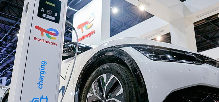 Elektromobil se nabíjí u nabíječky TotalEnergies
