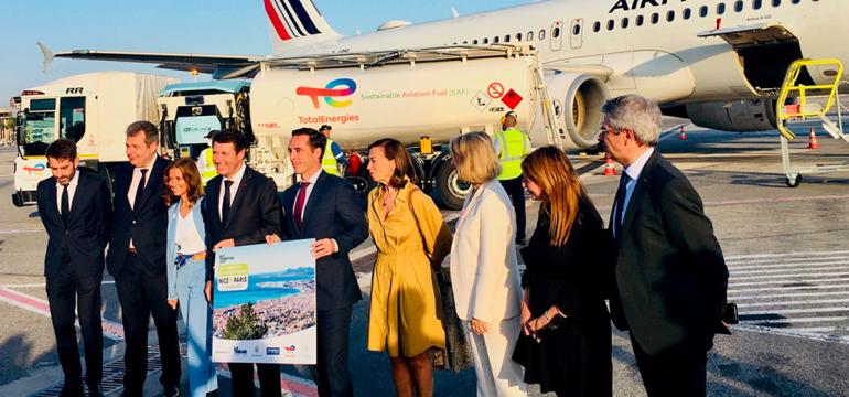 Zástupci TotalEnergies a Air France před letadlem na letišti Nice ve Francii