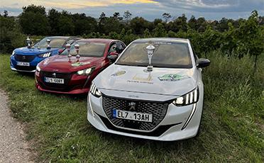 Vítězné trofeje na kapotách vozů Peugeot