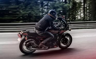 Motocyklista na sportovní motorce projíždí zatáčku
