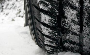 Pneumatika automobilu s obsahem změkčovadel Plaxone a Plaxolene pokrytá sněhem