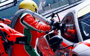 Závodní vůz Le Mans v pitstopu doplňující obnovitelné palivo Excellium Racing 100)