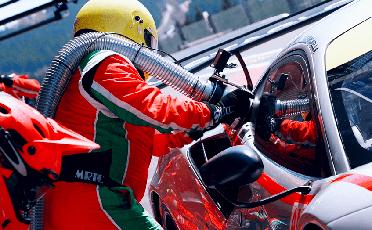 Závodní vůz Le Mans v pitstopu doplňující obnovitelné palivo Excellium Racing 100