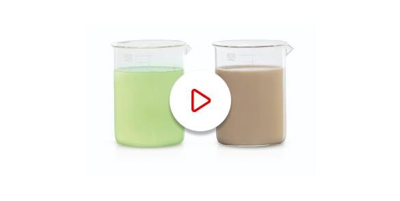 Dvě sklenice, jedna se zelenou kapalinou Folia, druhá s běžným hnědým olejem