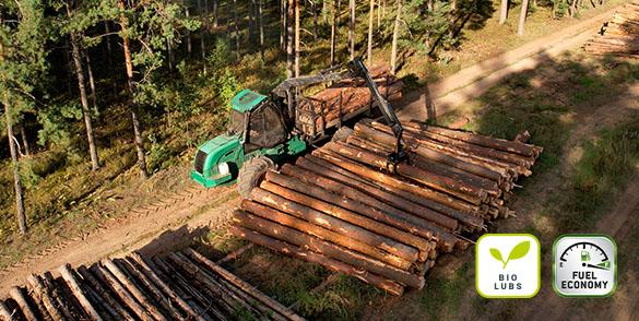 Stroj v lese nakládá pokácené stromy