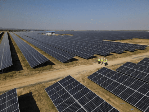 Solární panely, fotovoltaické panely, Adani Green Energy Limited, fotovoltaický panel, energetická transformace, solární energie, obnovitelná energie