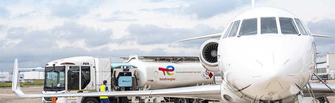 Cisterna s udržitelným palivem TotalEnergies doplňující palivo do dopravního letadla