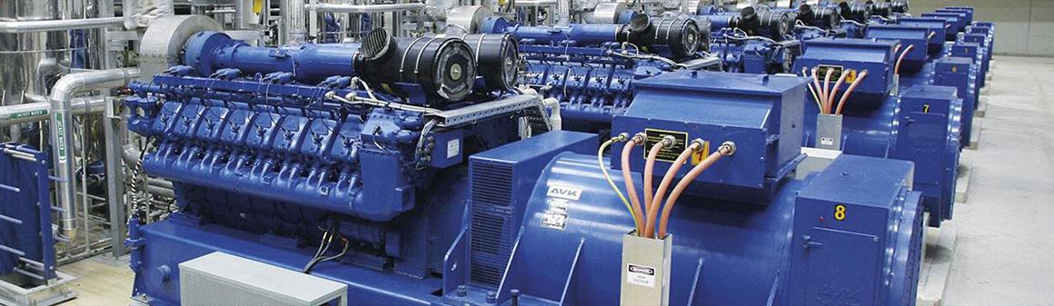 Řada velkých modrých plynových motorů v továrně